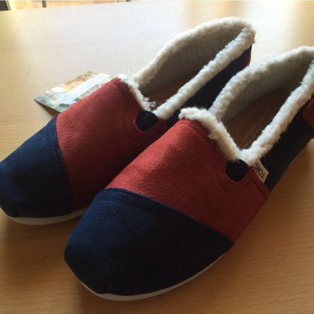 値下げ！新品 TOMS 内ボア付 CANVAS スリッポン 23.5cm レディースの靴/シューズ(スニーカー)の商品写真