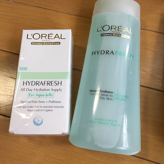 L'Oreal Paris(ロレアルパリ)のLOREAL 4点セット ポーチ付き 未使用 コスメ/美容のスキンケア/基礎化粧品(美容液)の商品写真