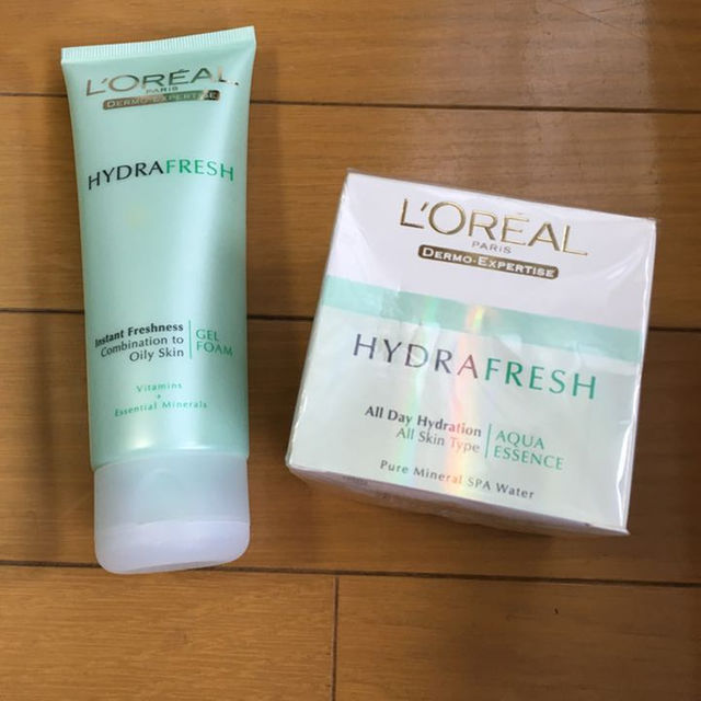 L'Oreal Paris(ロレアルパリ)のLOREAL 4点セット ポーチ付き 未使用 コスメ/美容のスキンケア/基礎化粧品(美容液)の商品写真