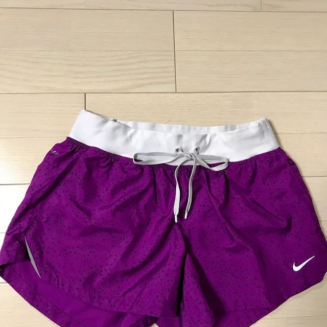 NIKE(ナイキ)の未使用ナイキパープルパンツサイズM スポーツ/アウトドアのテニス(その他)の商品写真