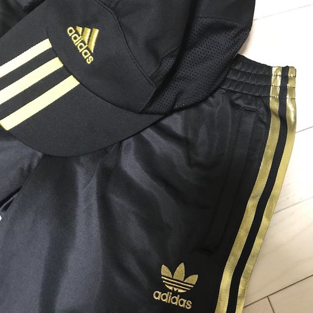 adidas(アディダス)の新品アディダスオリジナルパンツとキャップ帽子セット スポーツ/アウトドアのテニス(その他)の商品写真