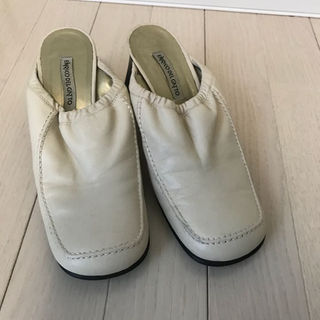 アイボリー革靴ヒールスリッポンサイズ22.5㎝(ローファー/革靴)