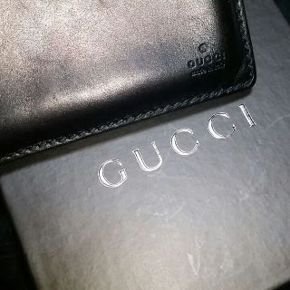 グッチ(Gucci)のGUCCI　二つ折り札入れ財布ブラック(折り財布)