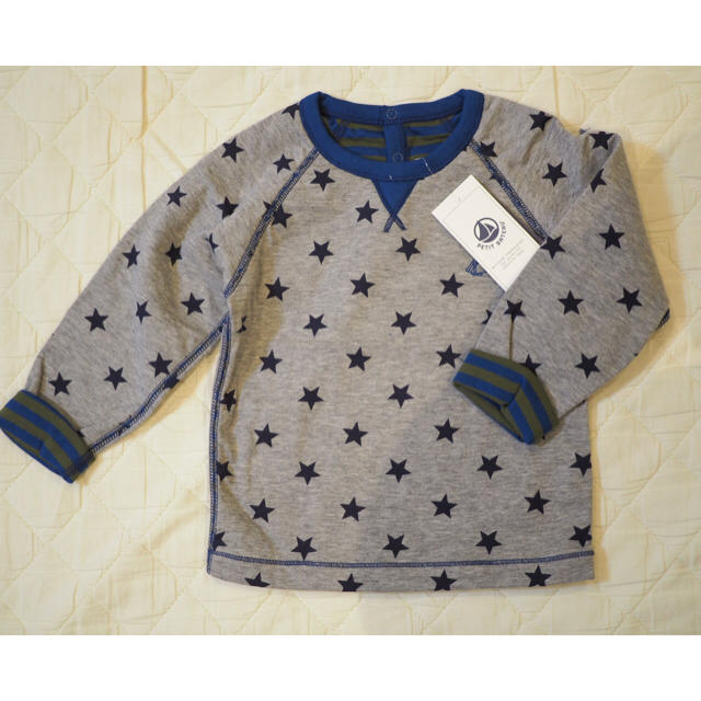 PETIT BATEAU(プチバトー)のプチバトー チュビック星プリント長袖Tシャツ 24m キッズ/ベビー/マタニティのベビー服(~85cm)(Ｔシャツ)の商品写真
