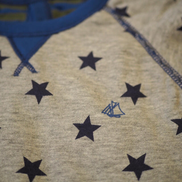 PETIT BATEAU(プチバトー)のプチバトー チュビック星プリント長袖Tシャツ 24m キッズ/ベビー/マタニティのベビー服(~85cm)(Ｔシャツ)の商品写真