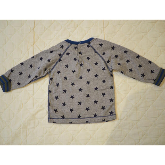 PETIT BATEAU(プチバトー)のプチバトー チュビック星プリント長袖Tシャツ 24m キッズ/ベビー/マタニティのベビー服(~85cm)(Ｔシャツ)の商品写真