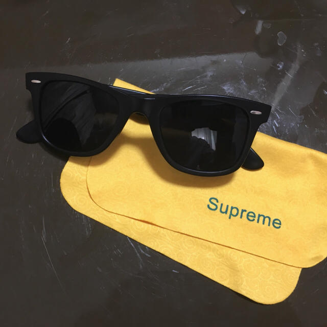 Ray-Ban(レイバン)のsupreme サングラス 美品 ケース付き  メンズのファッション小物(サングラス/メガネ)の商品写真