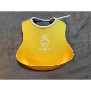 ベビービョルン(BABYBJORN)のベビービョルン ソフトスタイ（お食事用）黄色(お食事エプロン)