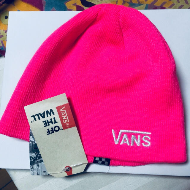 VANS(ヴァンズ)の新品タグ付き 送料無料❗️VANS ニット帽 ピンク ❤️ レディースの帽子(ニット帽/ビーニー)の商品写真