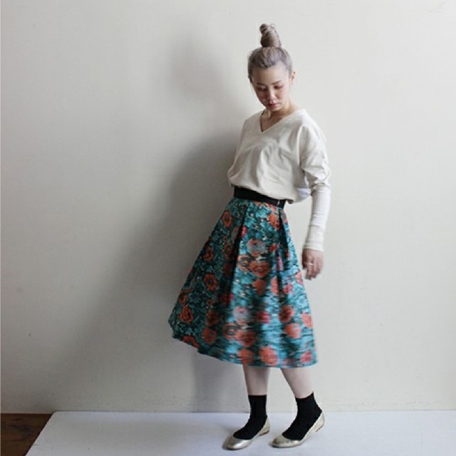 MULTI-FLOWER PRINT Wタックスカート - ひざ丈スカート