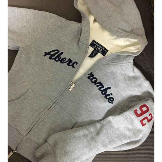 Abercrombie&Fitch(アバクロンビーアンドフィッチ)の★ちゃんきょん様専用★アバクロンビー&フィッチ  グレイのパーカー レディースのトップス(パーカー)の商品写真