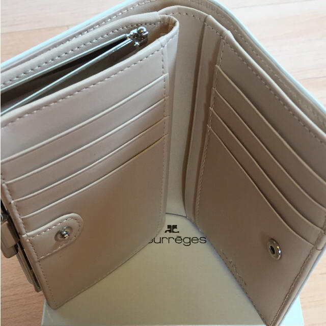 Courreges(クレージュ)の未使用  courreges  クレージュ⭐︎ベージュ折財布 レディースのファッション小物(財布)の商品写真