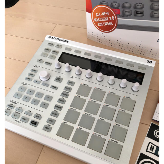 JONASON様専用-MASCHINE MK2  ホワイト オマケ音源付き ♪ 楽器のDTM/DAW(MIDIコントローラー)の商品写真