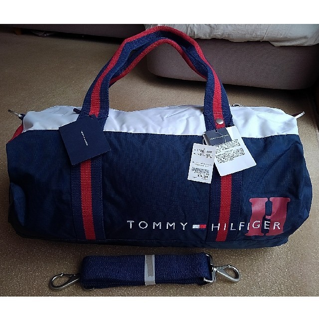 TOMMY HILFIGER 丸型ボストンバッグ ショルダーベルトつき新品未使用 | フリマアプリ ラクマ