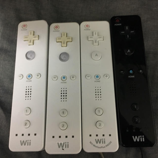 Wii(ウィー)のwii リモコン エンタメ/ホビーのゲームソフト/ゲーム機本体(家庭用ゲーム機本体)の商品写真