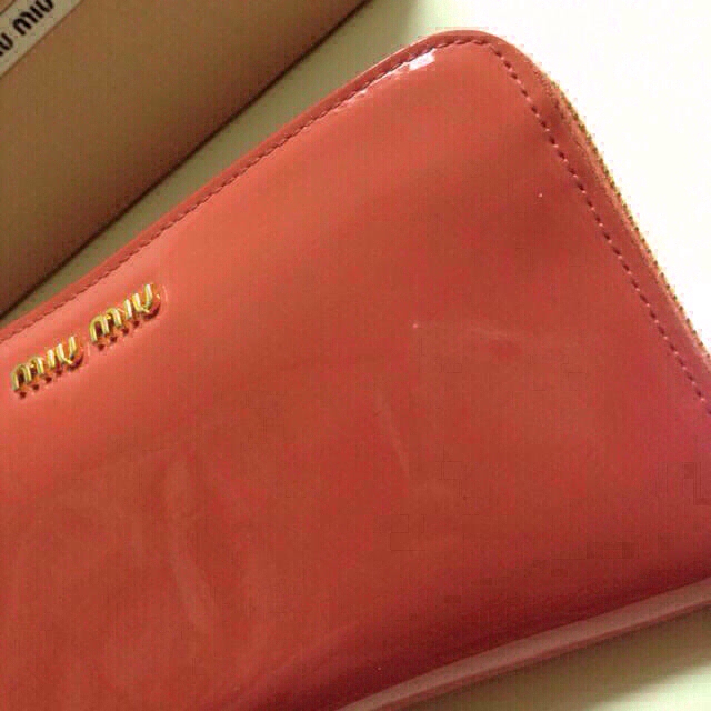 miumiu(ミュウミュウ)の値下げしました！！ミュウミュウ財布 レディースのファッション小物(財布)の商品写真