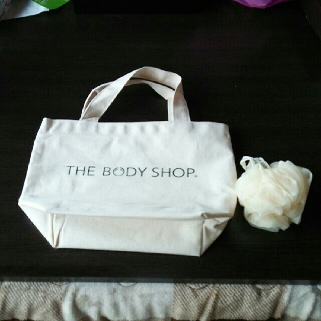 THE BODY SHOP(ザボディショップ)の値下げ！ボディショップ ミニバッグとミニバスリリー コスメ/美容のボディケア(バスグッズ)の商品写真