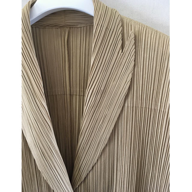 PLEATS PLEASE ISSEY MIYAKE(プリーツプリーズイッセイミヤケ)のPLEATS PLEASE ベージュ ロングジャケット レディースのジャケット/アウター(ロングコート)の商品写真