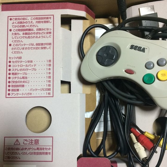 SEGA(セガ)の セガサターン 本体 ジャンク コントローラ2個＋メモリーカード エンタメ/ホビーのゲームソフト/ゲーム機本体(家庭用ゲーム機本体)の商品写真