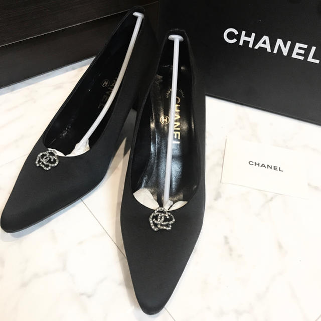 CHANEL(シャネル)の【着払！】CHANEL サテン パンプス カメリア ココマーク 正規品シャネル靴 レディースの靴/シューズ(ハイヒール/パンプス)の商品写真