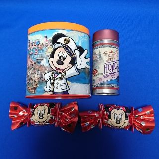 ディズニー(Disney)の【未開封】TDR缶入りチョコレートクランチ等のお菓子とほうじ茶のセット (菓子/デザート)