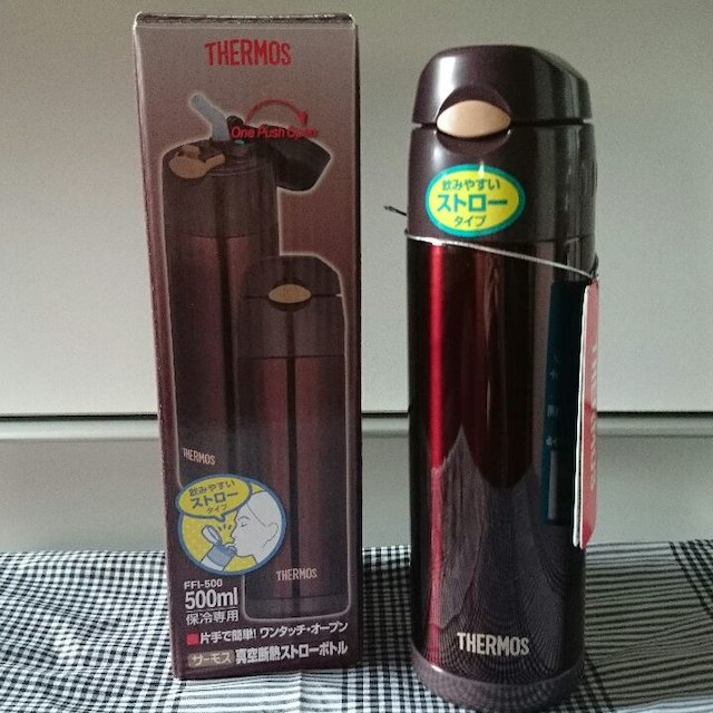 THERMOS(サーモス)のおまけ付き♪サーモス☆THERMOS 真空断熱ストローボトル500ml インテリア/住まい/日用品のキッチン/食器(グラス/カップ)の商品写真