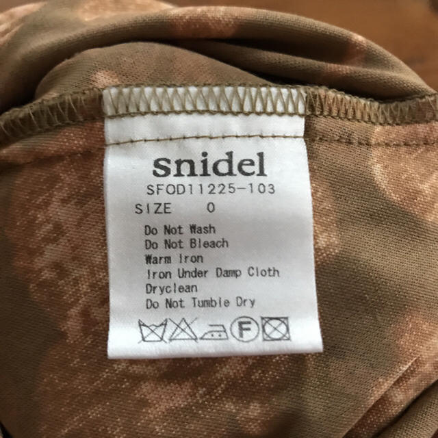 SNIDEL(スナイデル)のスナイデル snidel フラワープリントベロアワンピース ブラウン 花柄 レディースのワンピース(ミニワンピース)の商品写真