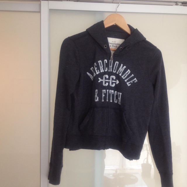 Abercrombie&Fitch(アバクロンビーアンドフィッチ)のアバクロのパーカー  グレー レディースのトップス(パーカー)の商品写真