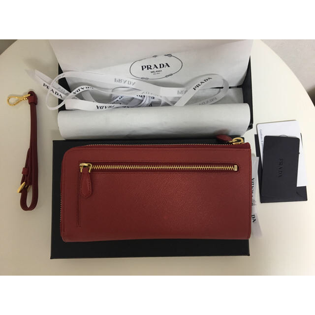 PRADA(プラダ)のハワイにて去年購入♡お財布 専用ページ レディースのファッション小物(財布)の商品写真