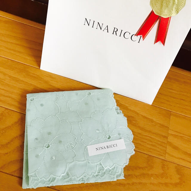 NINA RICCI(ニナリッチ)の‼️送料無料‼️ニナリッチ 花柄 定番 ハンカチ グリーン 緑 シワになりにくい レディースのファッション小物(ハンカチ)の商品写真