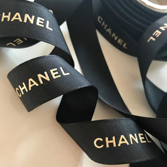 CHANEL(シャネル)のシャネル リボン 正規品 ブラック×ゴールドロゴ ラッピング その他のその他(その他)の商品写真