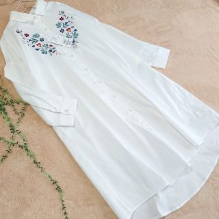 ヴィス(ViS)のViS *新品 刺繍デザインシャツワンピース*(ひざ丈ワンピース)