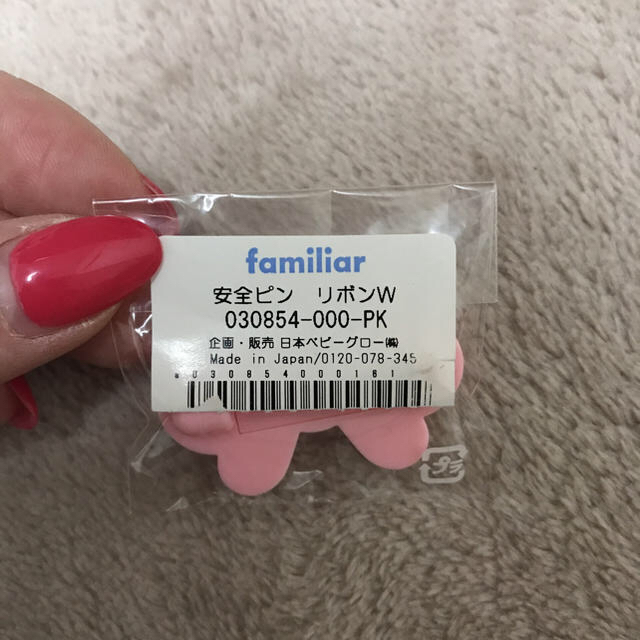 familiar(ファミリア)のファミリア くま リボンバッジ エンタメ/ホビーのアニメグッズ(バッジ/ピンバッジ)の商品写真