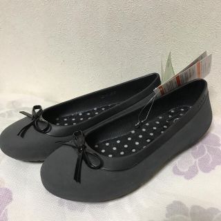 クロックス(crocs)の新品 クロックス マンモスボウ フラット  ドット ブラック  W8 24cm (スリッポン/モカシン)