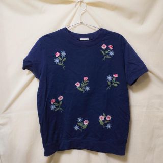 ジーユー(GU)のGU フラワー刺繍カットソー(カットソー(半袖/袖なし))