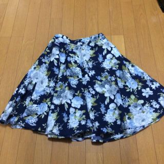 ページボーイ(PAGEBOY)のブルーの花がらスカート(ひざ丈スカート)