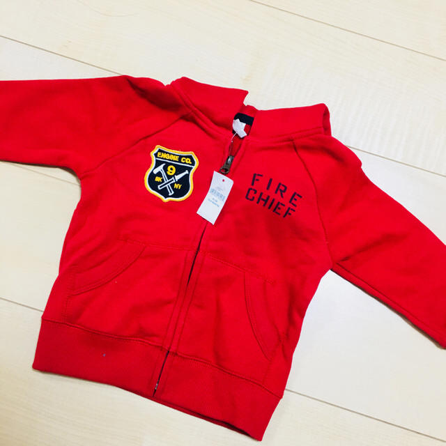 babyGAP(ベビーギャップ)の未使用 新品 タグ付き  gap baby★消防車★パーカー  babygap キッズ/ベビー/マタニティのキッズ服男の子用(90cm~)(ジャケット/上着)の商品写真