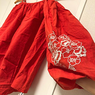 メルロー(merlot)のmerlotメルロー 赤 刺繍トップス(シャツ/ブラウス(長袖/七分))