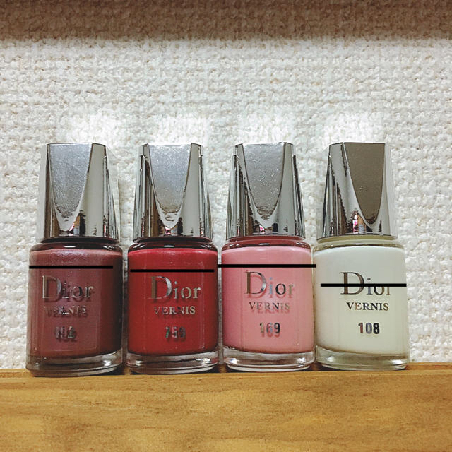 Dior(ディオール)の専用です  Dior  ネイルカラー4本セット コスメ/美容のネイル(マニキュア)の商品写真