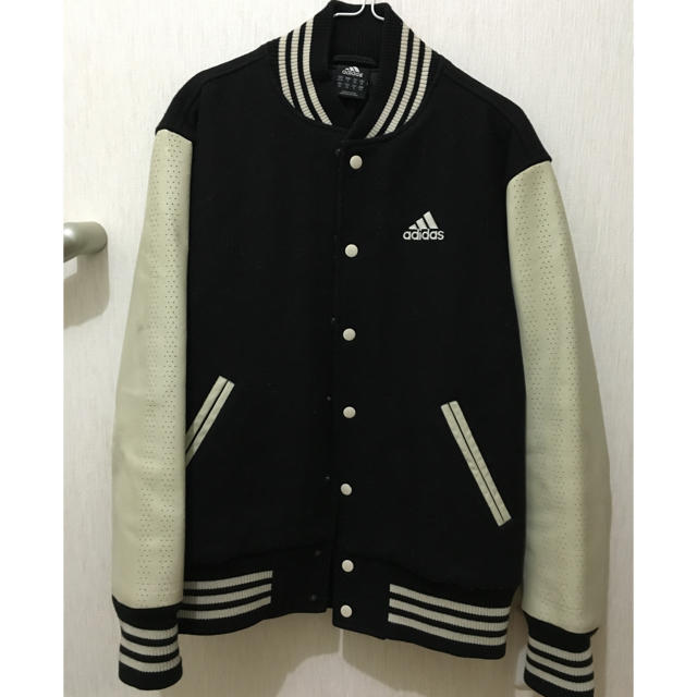 adidasのスタジャン