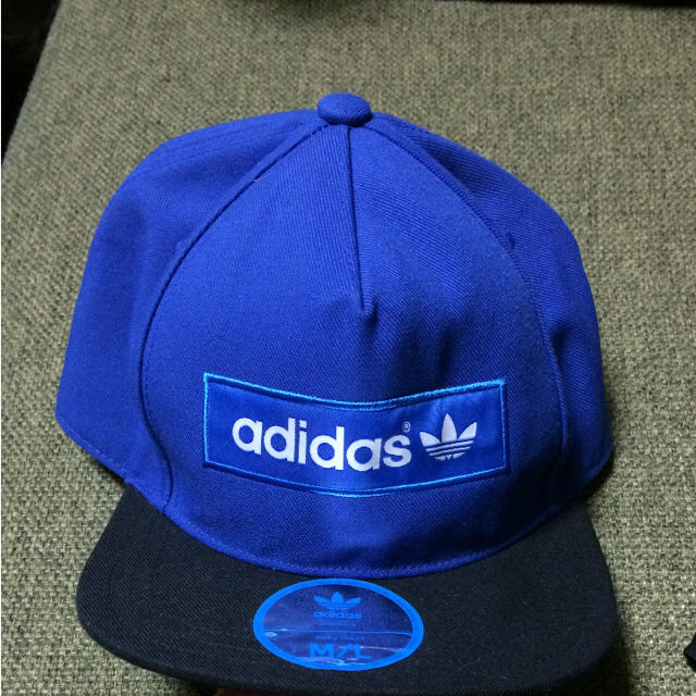 adidas(アディダス)のadidas ブルーキャップ メンズの帽子(キャップ)の商品写真