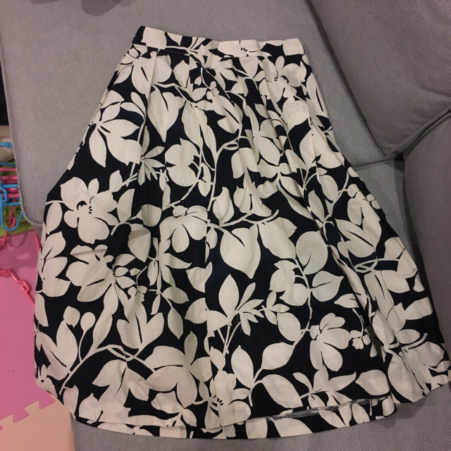 Mila Owen(ミラオーウェン)の美品‼︎ミラオーウェ 花柄フレアスカート レディースのスカート(ひざ丈スカート)の商品写真