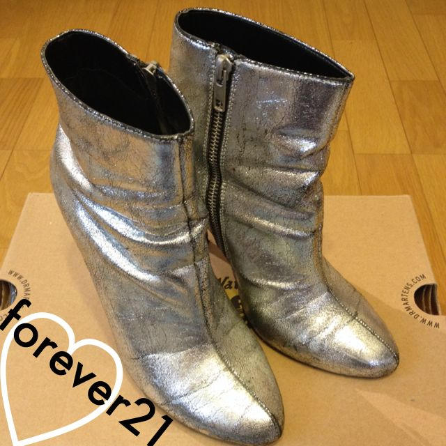 FOREVER 21(フォーエバートゥエンティーワン)のメタリック ブーツ レディースの靴/シューズ(ブーツ)の商品写真