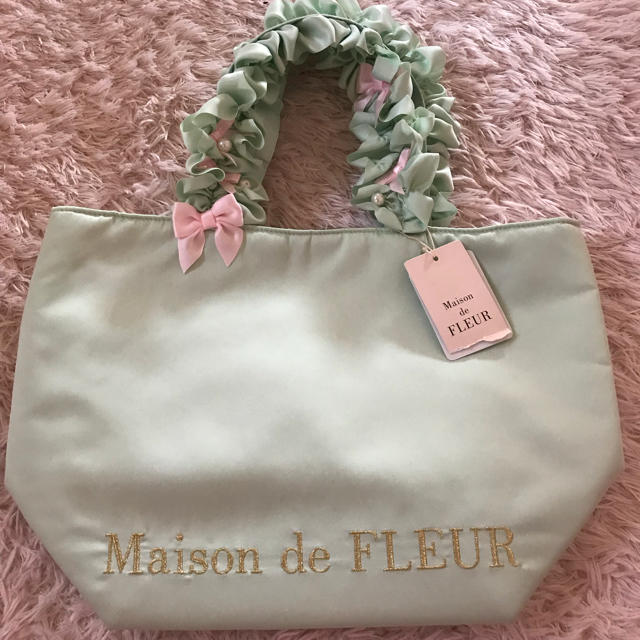Maison de FLEUR(メゾンドフルール)のMaison de FLEUR 限定ショップ フリルハンドルトートバッグ レディースのバッグ(トートバッグ)の商品写真