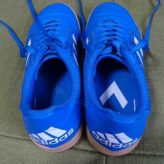 adidas(アディダス)のアディダス*フットサルシューズ*21㎝ キッズ/ベビー/マタニティのキッズ靴/シューズ(15cm~)(スクールシューズ/上履き)の商品写真