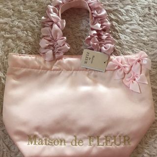 メゾンドフルール(Maison de FLEUR)のMaison de FLEUR ピンクピンクピンクフリルハンドルトートバッグ(トートバッグ)