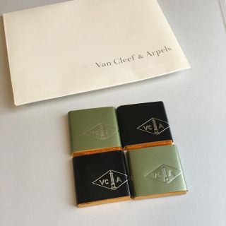 ヴァンクリーフアンドアーペル(Van Cleef & Arpels)のヴァンクリーフ&アーペル 非売品 ロゴ入り ヴァローナチョコレート 4個(ネックレス)