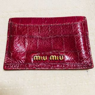 ミュウミュウ(miumiu)の❤️破格sale❤️ miumiu レザー 定期入れ ピンククロコ(名刺入れ/定期入れ)