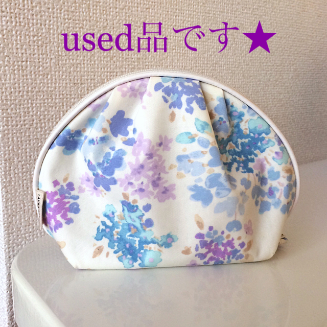 LAURA ASHLEY(ローラアシュレイ)のused ブルー系花柄《ローラ・アシュレイ》EVA加工 ポーチ レディースのファッション小物(ポーチ)の商品写真