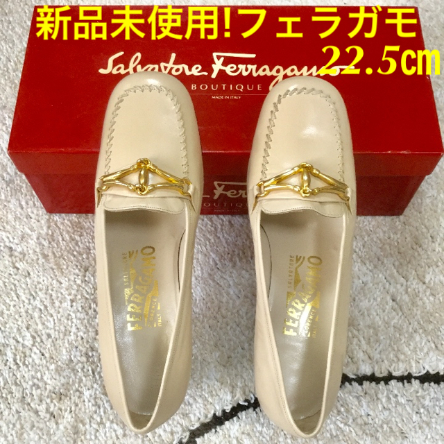 Salvatore Ferragamo(サルヴァトーレフェラガモ)の新品未使用!フェラガモ ゴールドビット チャンキーヒール 5 1/2~22.5㎝ レディースの靴/シューズ(ハイヒール/パンプス)の商品写真